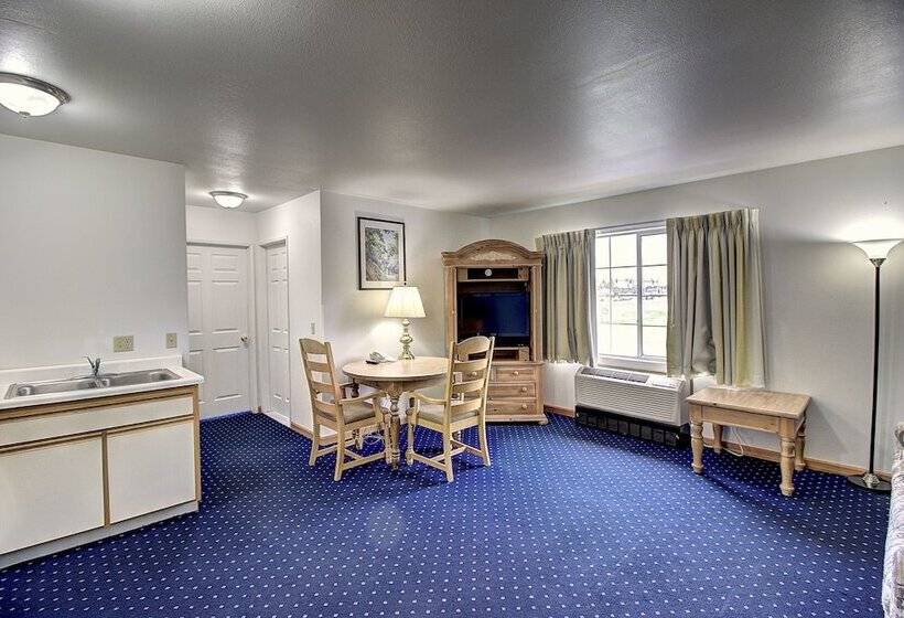 Отель Days Inn & Suites By Wyndham Lolo