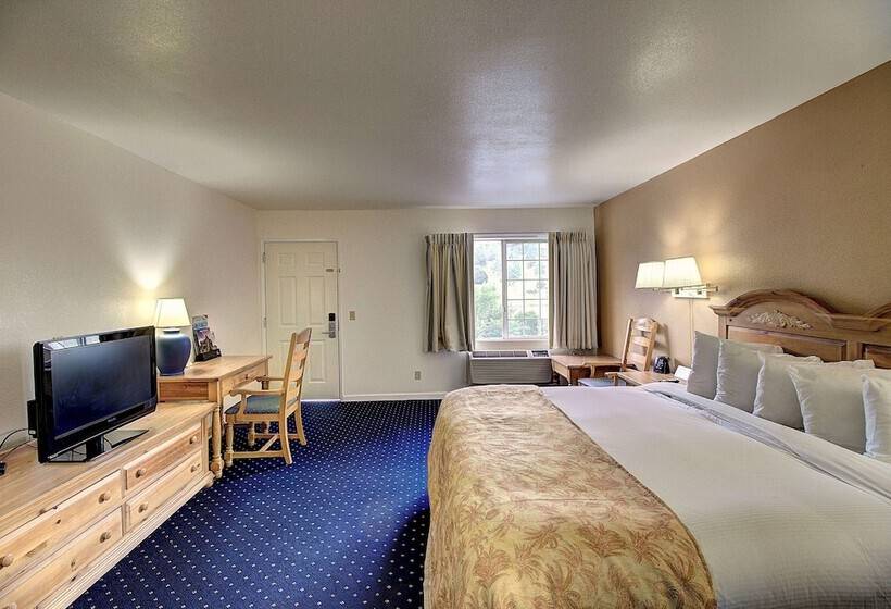 Отель Days Inn & Suites By Wyndham Lolo