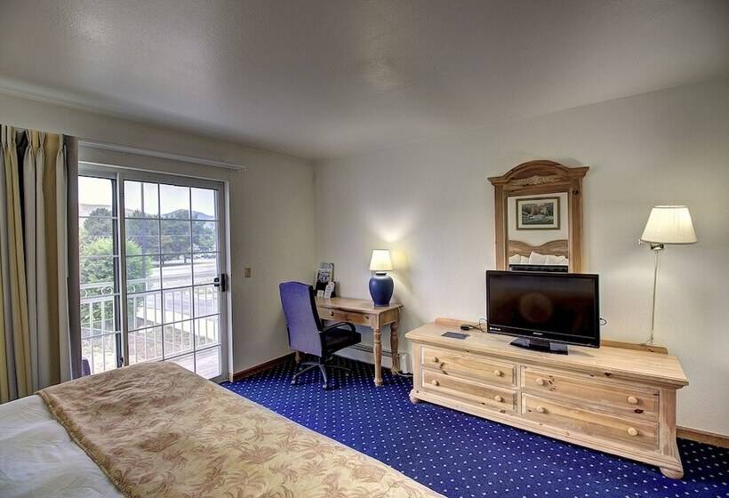Отель Days Inn & Suites By Wyndham Lolo