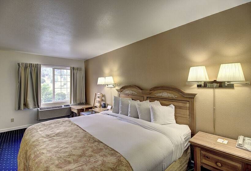 Отель Days Inn & Suites By Wyndham Lolo