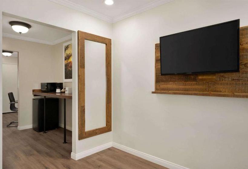 בית מלון כפרי Days Inn & Suites By Wyndham San Diego Sdsu