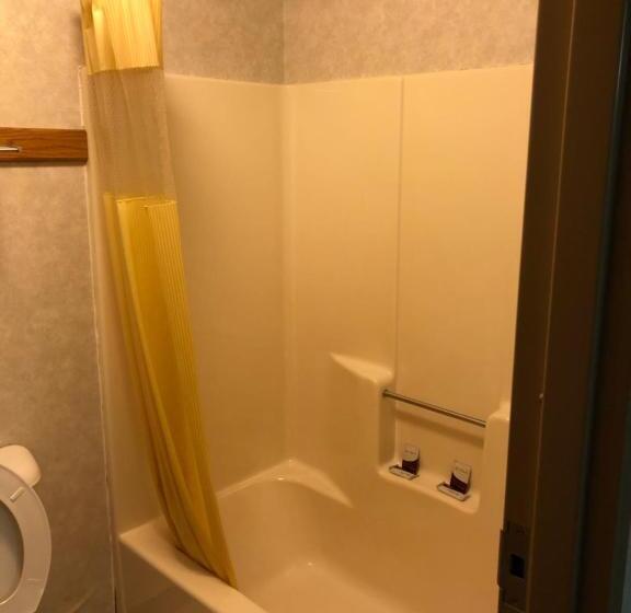 בית מלון כפרי Denison Inn & Suites