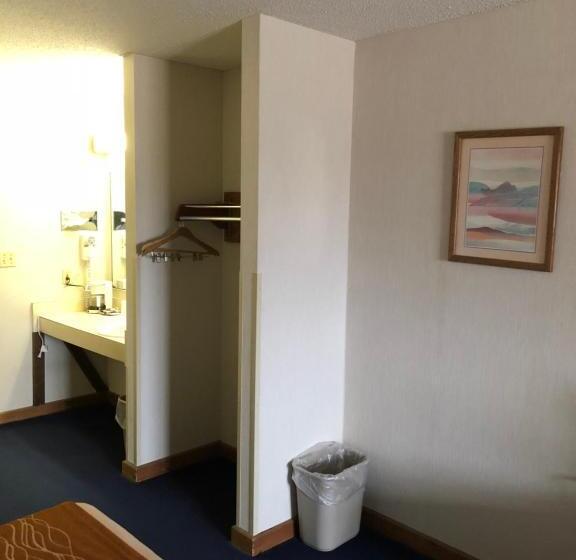 בית מלון כפרי Denison Inn & Suites