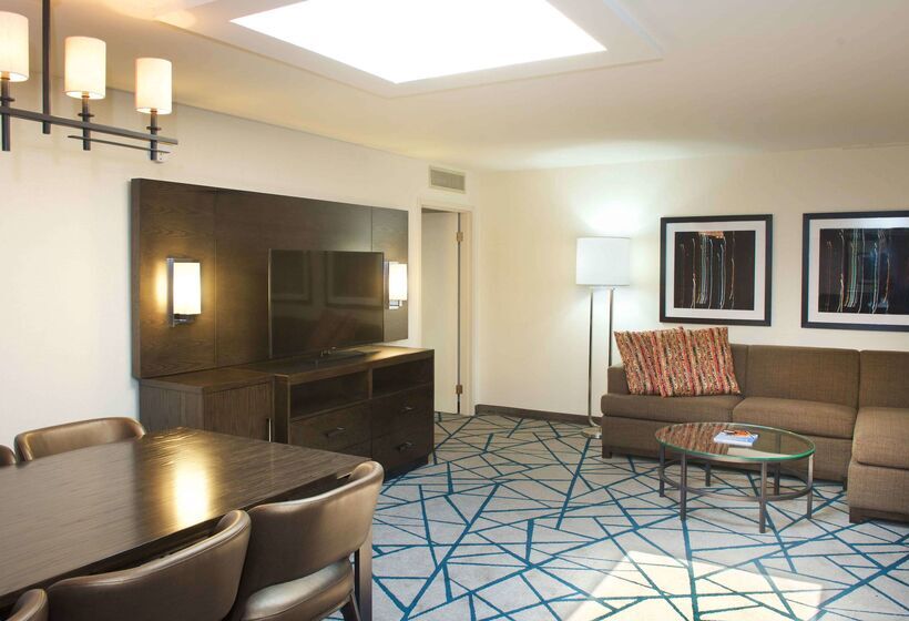 ホテル Embassy Suites By Hilton Detroit Livonia Novi