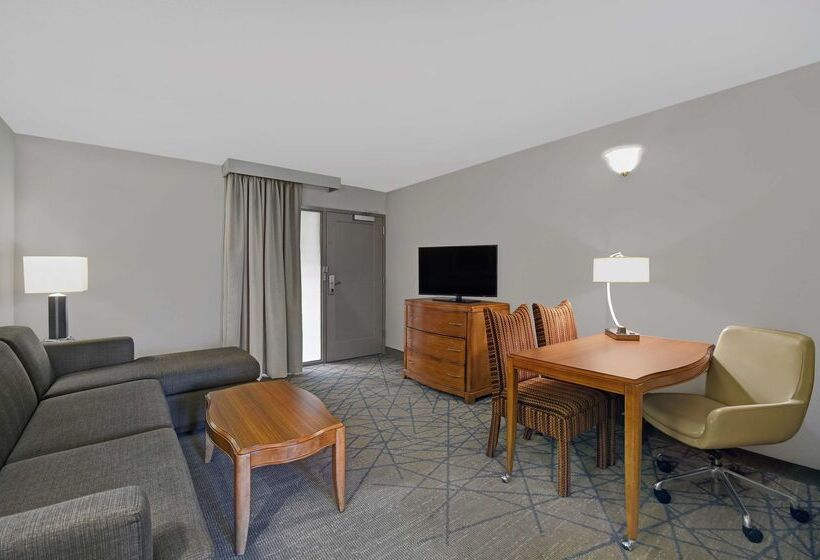 ホテル Embassy Suites By Hilton Detroit Livonia Novi
