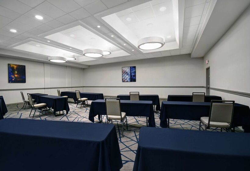 ホテル Embassy Suites By Hilton Detroit Livonia Novi