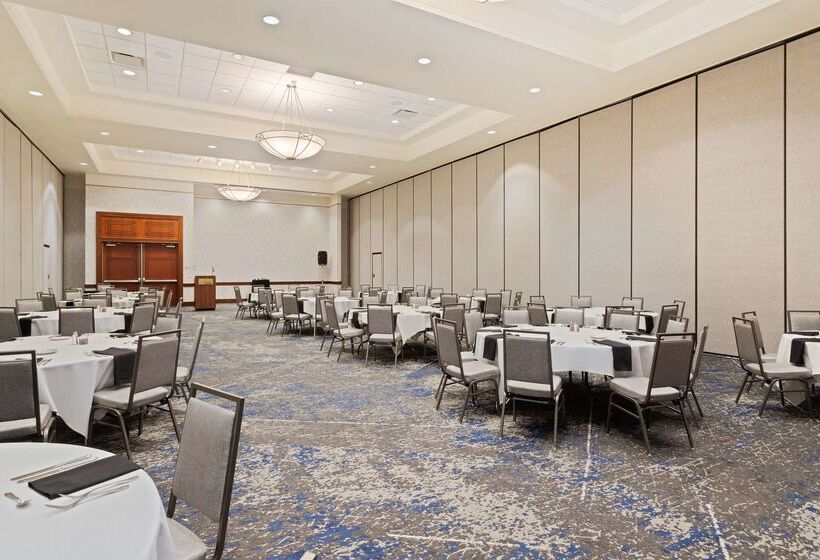 בית מלון כפרי Embassy Suites By Hilton Tampa Usf Near Busch Gardens