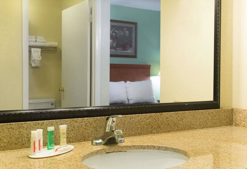 בית מלון כפרי Howard Johnson By Wyndham Tallahassee