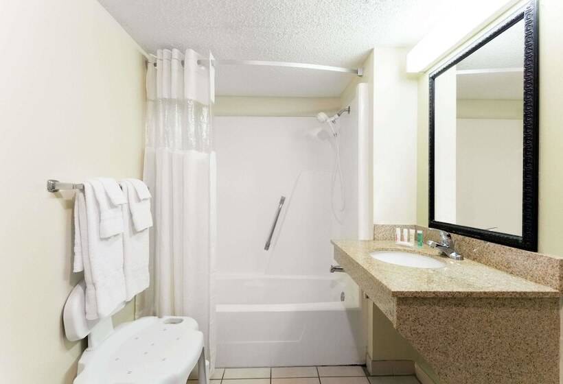 בית מלון כפרי Howard Johnson By Wyndham Tallahassee