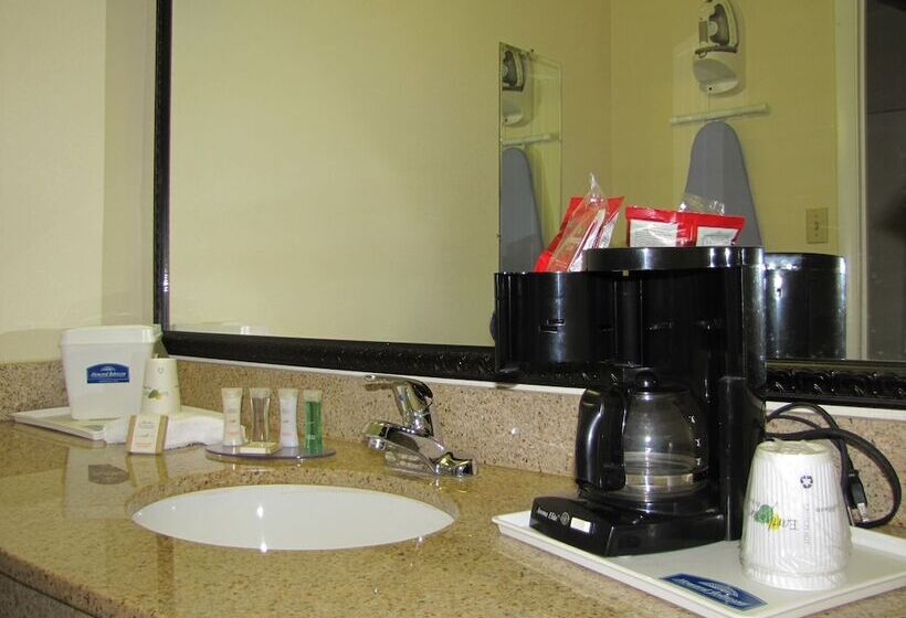 בית מלון כפרי Howard Johnson By Wyndham Tallahassee