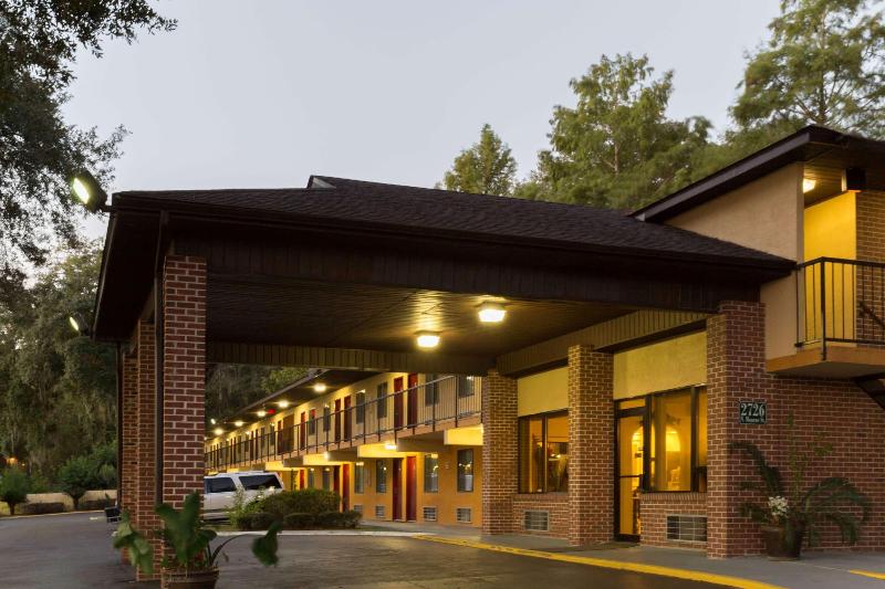 בית מלון כפרי Howard Johnson By Wyndham Tallahassee