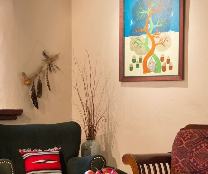 هتل Inn Of The Turquoise Bear