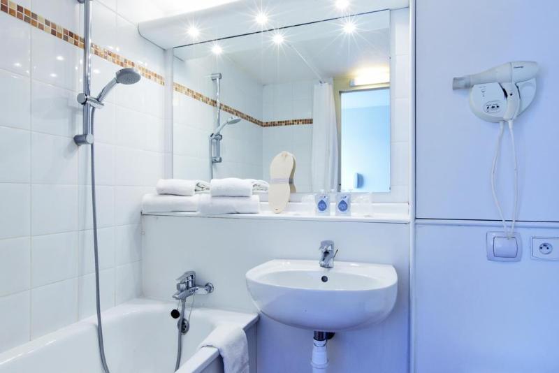 בית מלון כפרי Kyriad Genève St Genis Pouilly