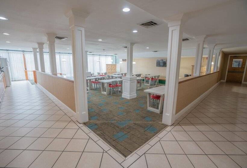 هتل Ambassador Inn And Suites