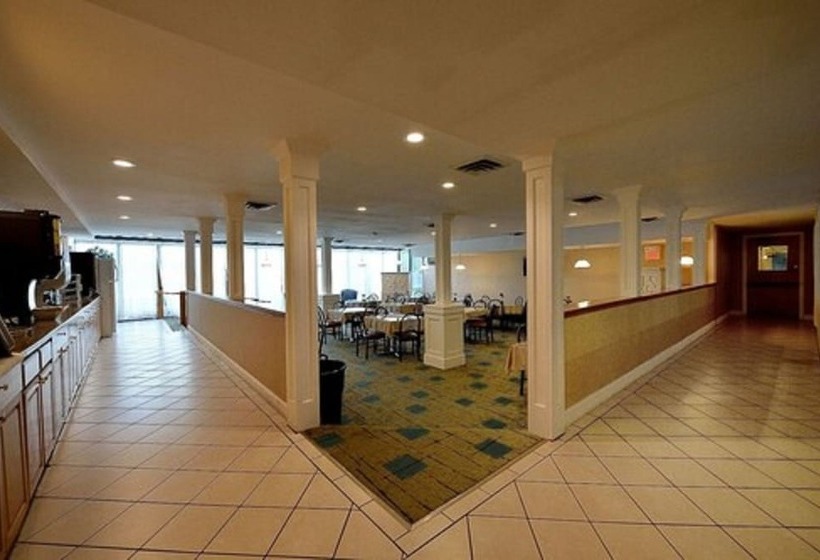 هتل Ambassador Inn And Suites