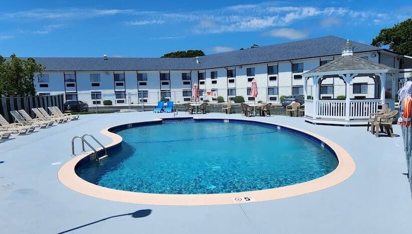 هتل Ambassador Inn And Suites