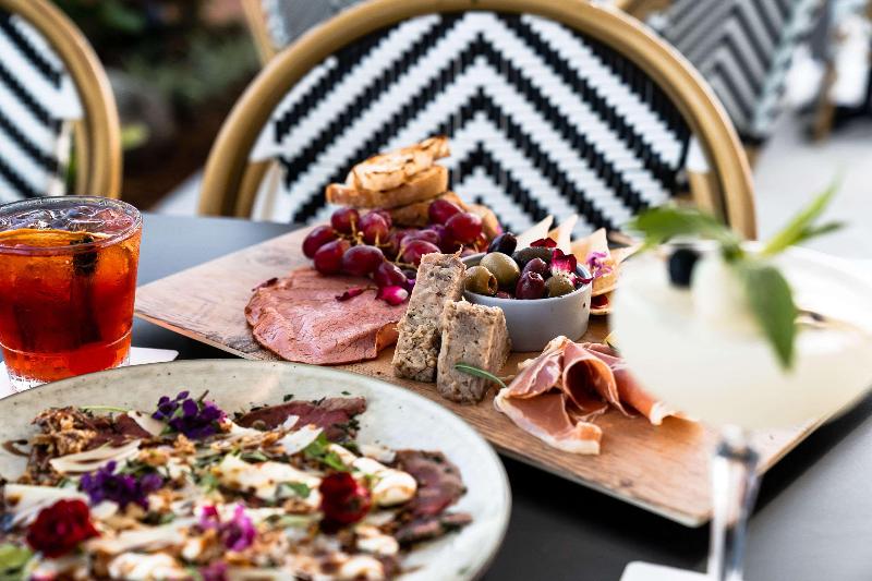 Отель The Benson