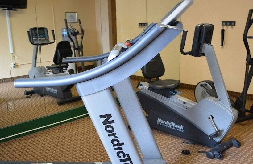 בית מלון כפרי Baymont By Wyndham East Windsor Bradley Airport
