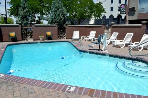 בית מלון כפרי Safari Inn Downtown