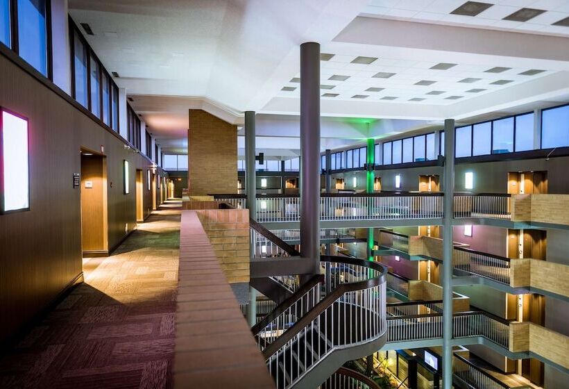 هتل Best Western Plus Village Park Inn