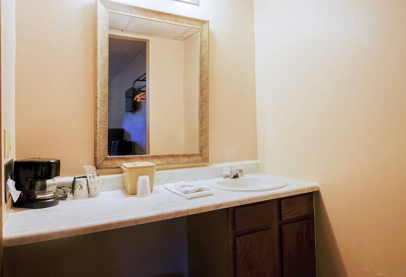 OYO Hotel Chapmanville Inn, WV - Hwy 119