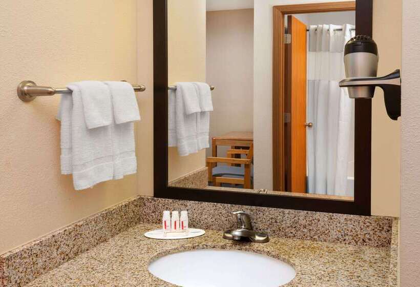 בית מלון כפרי Days Inn By Wyndham Charleston