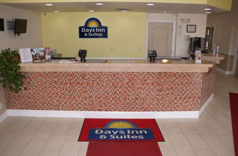 هتل Days Inn & Suites By Wyndham Colonial