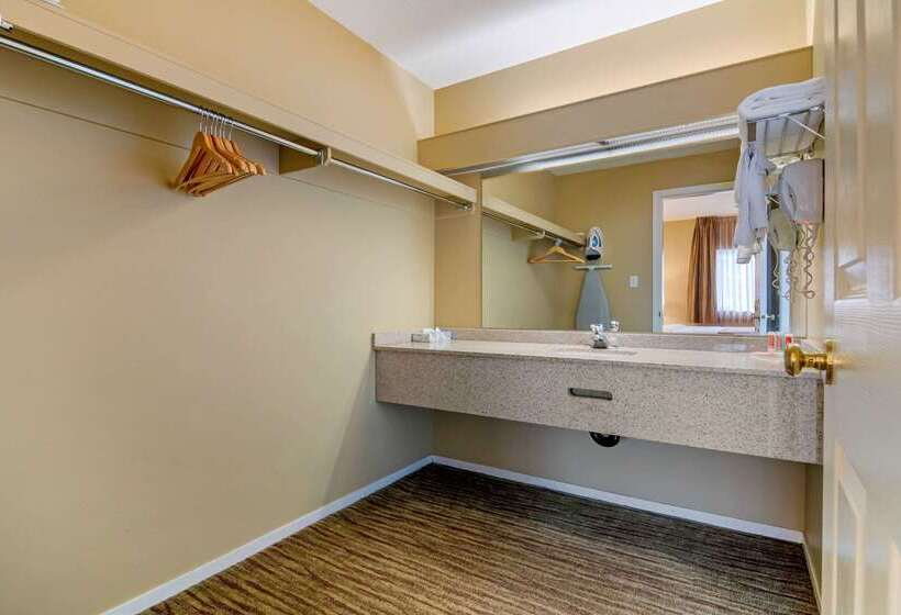 هتل Econo Lodge Inn & Suites