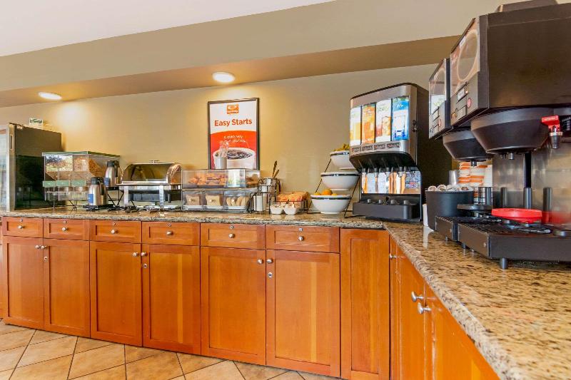 هتل Econo Lodge Inn & Suites
