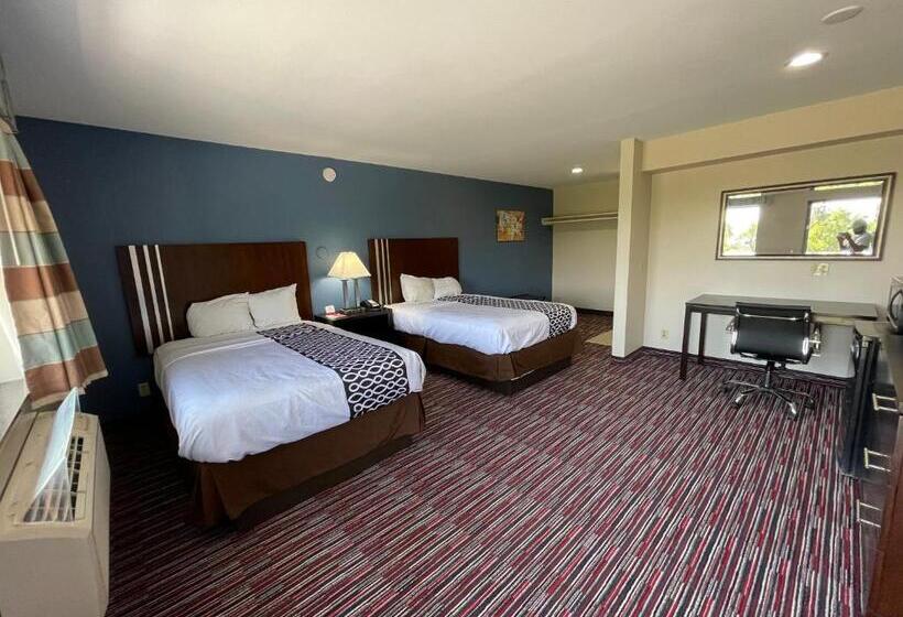 هتل Econo Lodge Inn & Suites