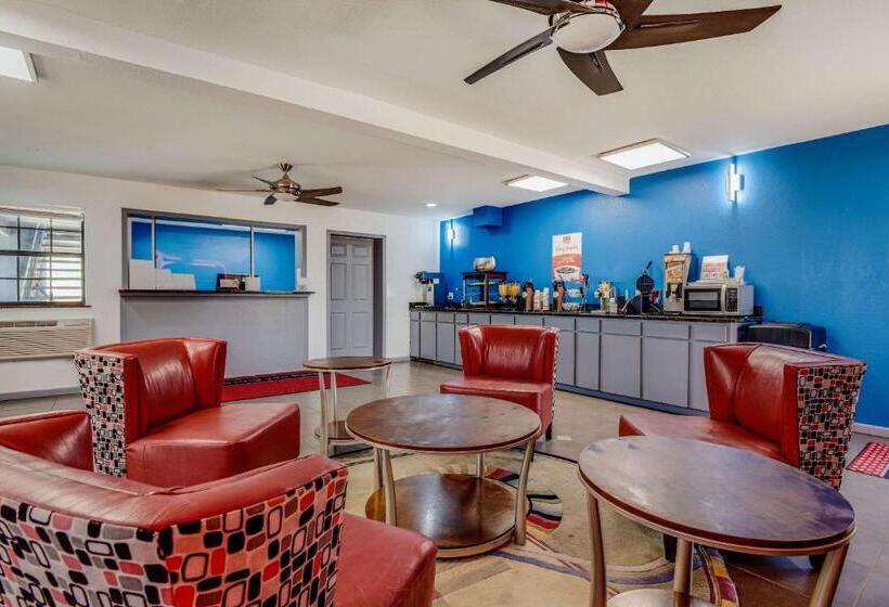 هتل Econo Lodge Inn & Suites
