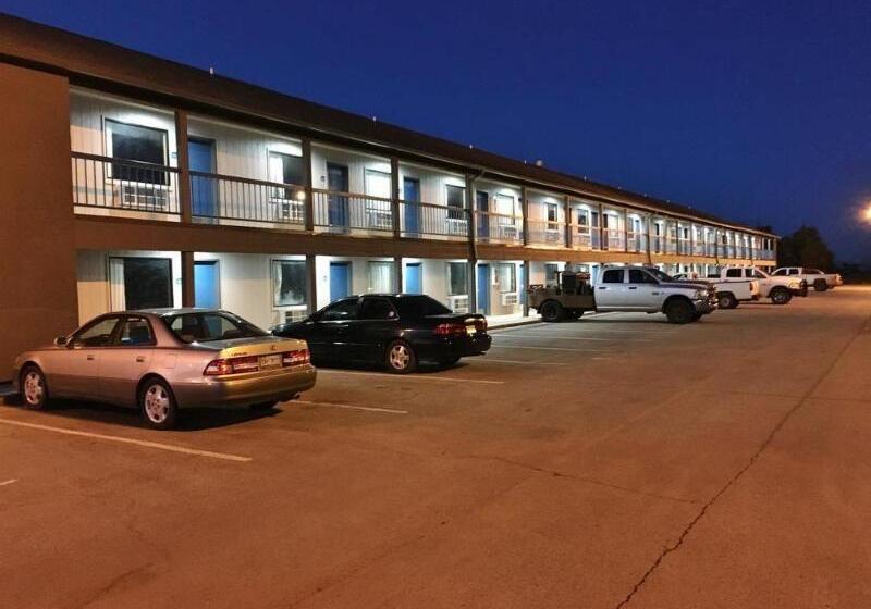 هتل Econo Lodge Inn & Suites