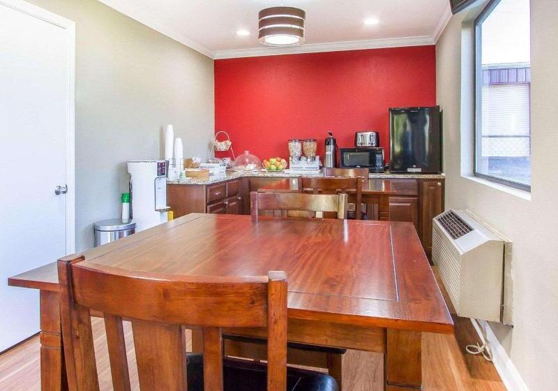 בית מלון כפרי Econo Lodge Lanett