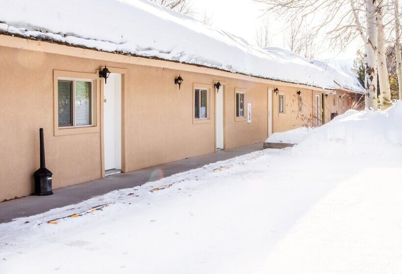 فندق Flying Saddle Resort And Steak House