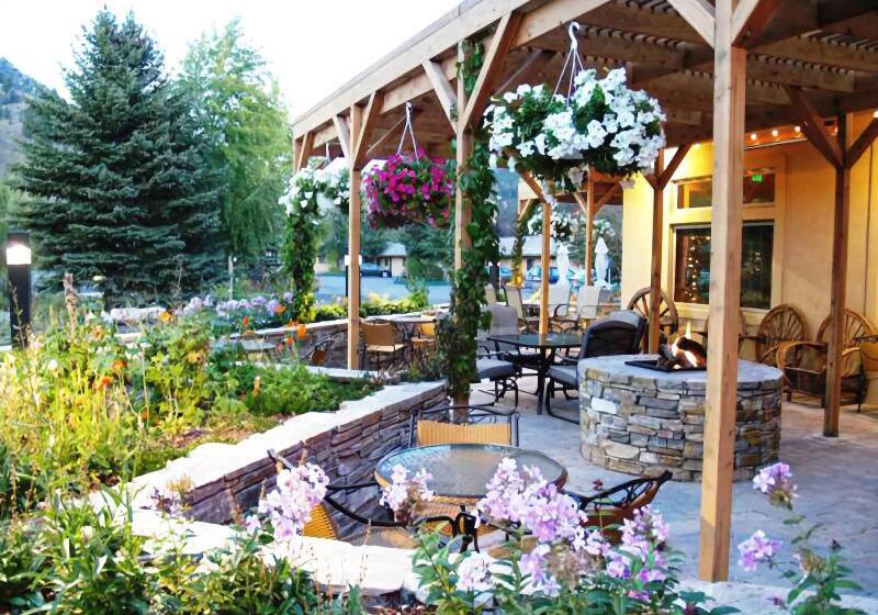 فندق Flying Saddle Resort And Steak House