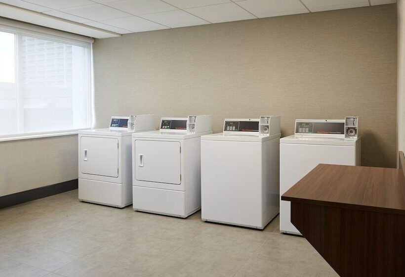 هتل Four Points By Sheraton Windsor Downtown