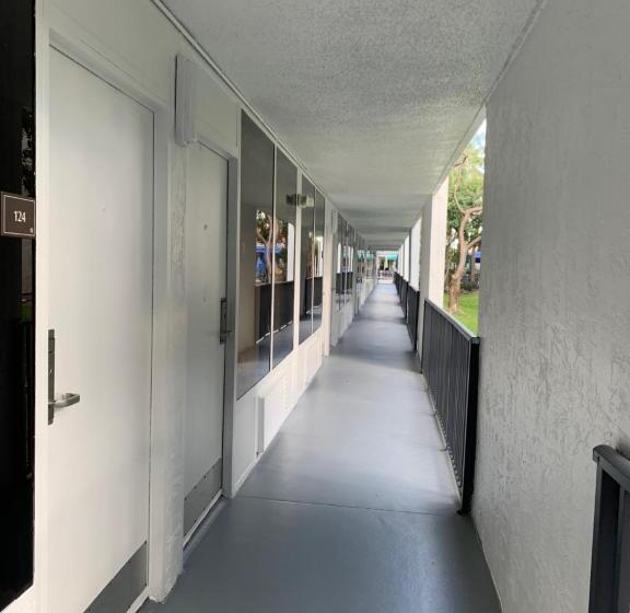 هتل Hotolos Hollywood