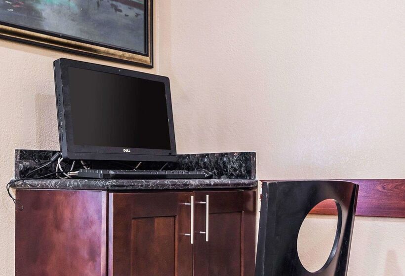 هتل Quality Inn & Suites Des Moines Airport