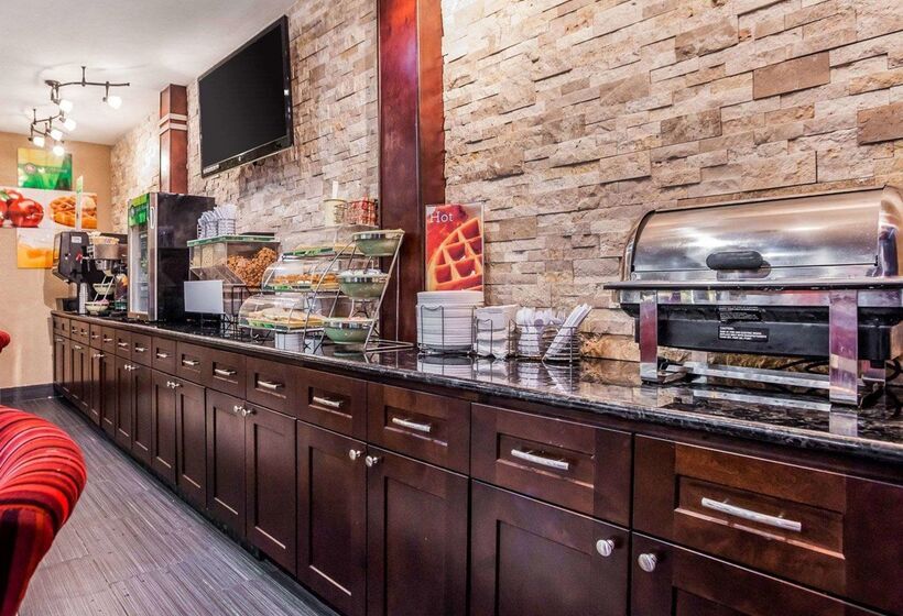 هتل Quality Inn & Suites Des Moines Airport