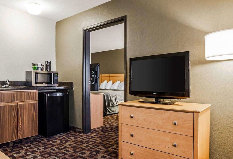 هتل Quality Inn & Suites Des Moines Airport
