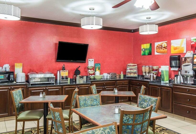 هتل Quality Inn At Collins Road  Cedar Rapids