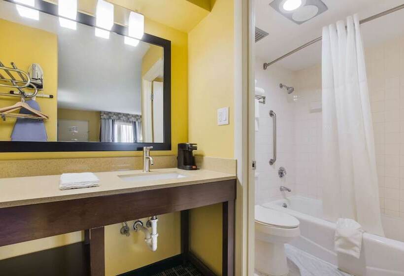 Отель Quality Inn