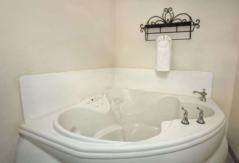 호텔 Travelodge By Wyndham Lemoore Near Naval Air Station
