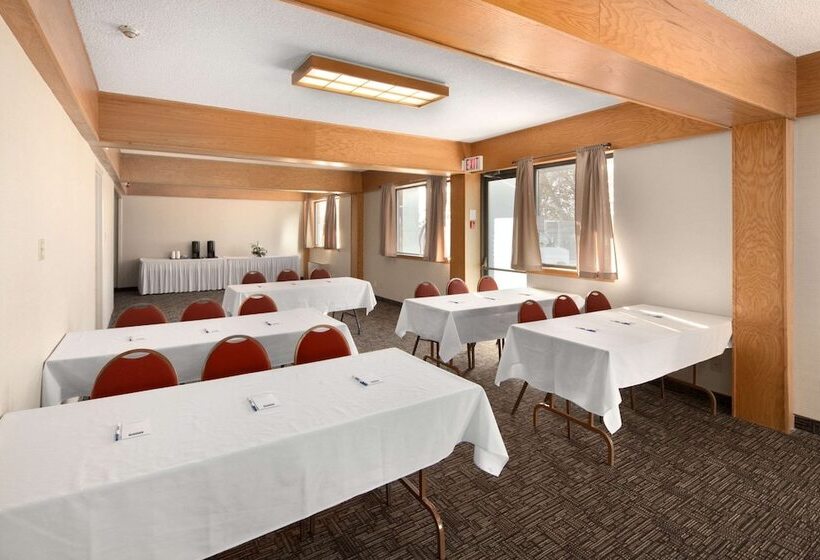 هتل Travelodge By Wyndham Thunder Bay On