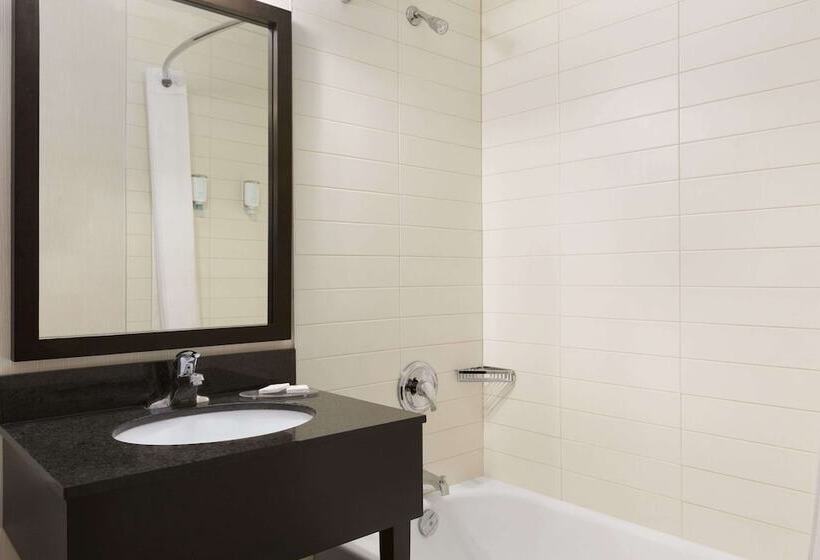 هتل Travelodge By Wyndham Thunder Bay On