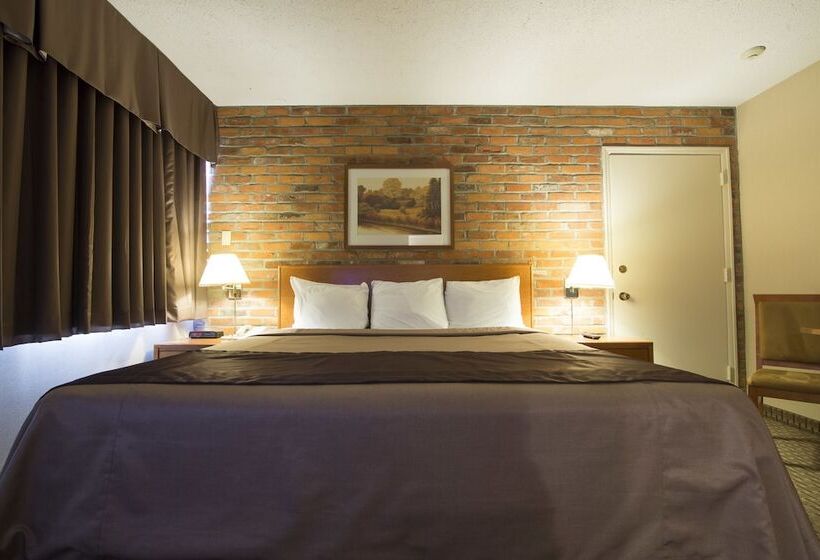 هتل Travelodge By Wyndham Thunder Bay On