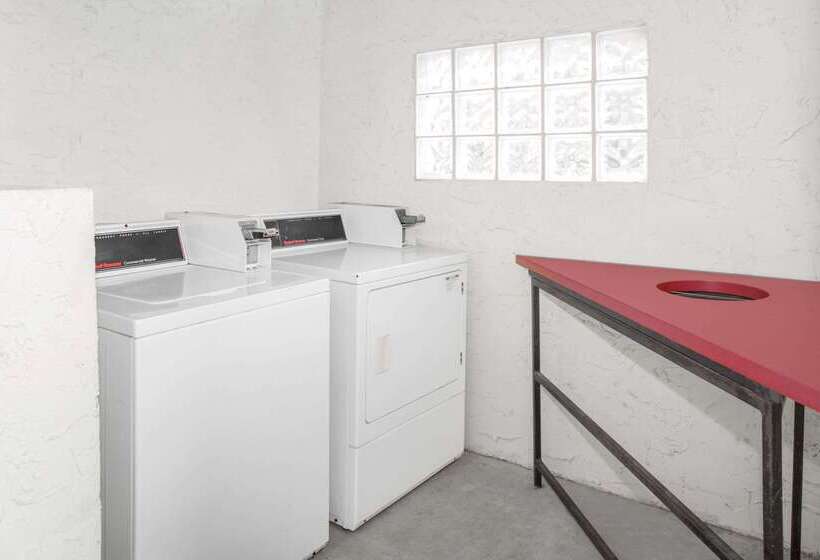 فندق Days Inn By Wyndham Tallahassee University Center