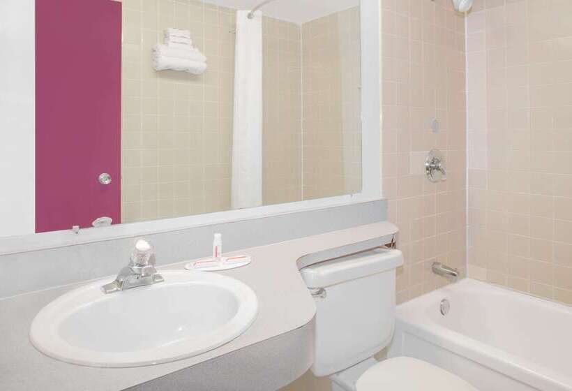 فندق Days Inn By Wyndham Tallahassee University Center