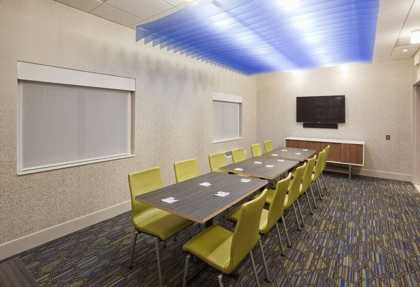 Отель Holiday Inn Express Roseville St. Paul, An Ihg