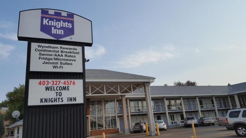 בית מלון כפרי Knights Inn Lethbridge